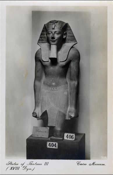 Gallery in the Egyptian Museum in Cairo. Statue of Pharaoh Thutmose III, 18th dynasty. The statue was found at Karnak. Album “Cartes postales” (Postcards).