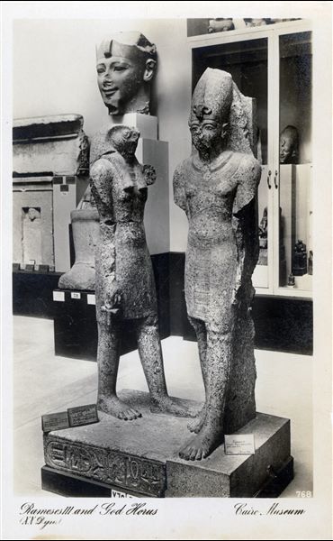 Sala del Museo Egizio del Cairo. Statua del faraone Ramesse III in compagnia del dio Horus e di un’altra divinità, che non si è conservata. Album “Cartes postales”. 