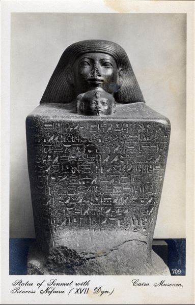 Gallery in the Egyptian Museum in Cairo. Block statue of the architect and government official Senenmut, with Princess Neferura. He was one of the most important people during the reign of Queen Hatshepsut, and was her advisor and possibly lover. Album “Cartes postales” (Postcards).