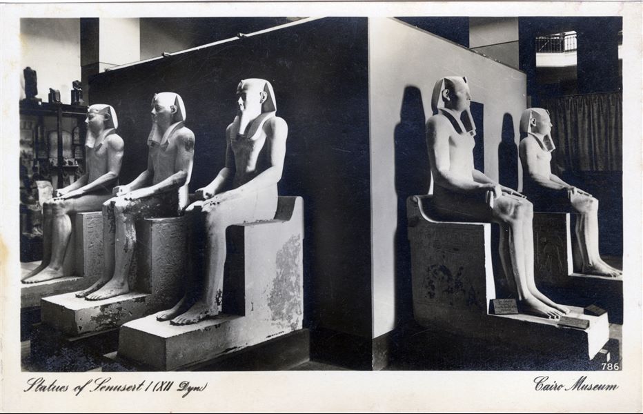 Sala del Museo Egizio del Cairo, sono visibili cinque delle dieci statue del faraone Sesostri I, secondo sovrano della XII dinastia, trovate intatte nei pressi del tempio del suo complesso piramidale nel 1894, a Lisht. Album “Cartes postales”. 