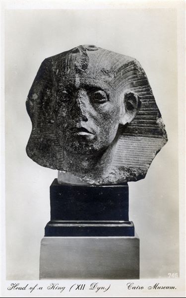 Sala del Museo Egizio del Cairo. Testa del faraone Sesostri III, della XII dinastia. Album “Cartes postales”.
