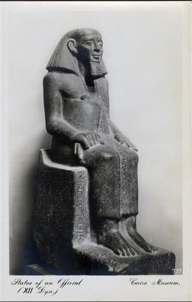 Gallery in the Egyptian Museum in Cairo. Statue of a vizir from the 13th dynasty (Cairo CG 42207). Album “Cartes postales” (Postcards).