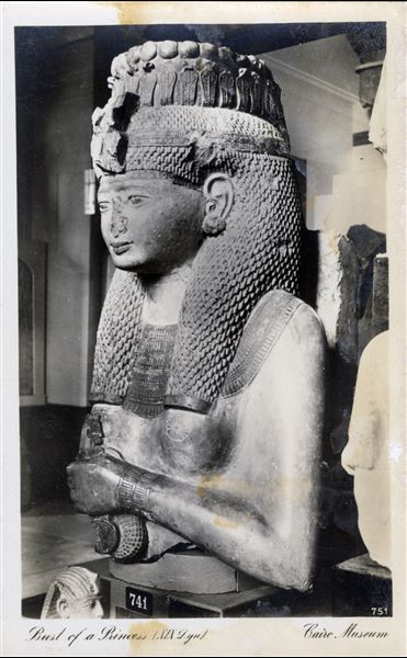 Sala del Museo Egizio del Cairo. Busto della principessa Meritamon, figlia di Ramesse II e di Nefertari, trovata al Ramesseo, il tempio funerario di Ramesse II a Tebe Ovest. Album “Cartes postales”.  