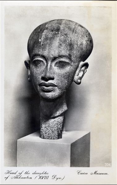 Sala del Museo Egizio del Cairo. Testa di una figlia di Akhenaton, della XVIII dinastia. Album “Cartes postales”.