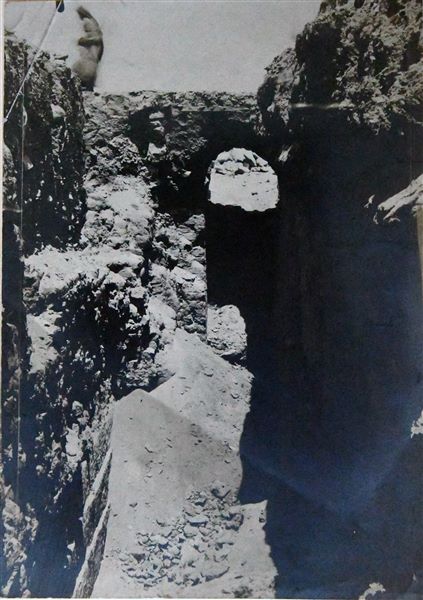 Mastaba del dignitario Medunefer, corridoio un tempo coperto. (Didascalia originale: Costruzione in mattoni (mastaba??) vicino alla stele di Mutnefer. Archivio Angelo Sesana.