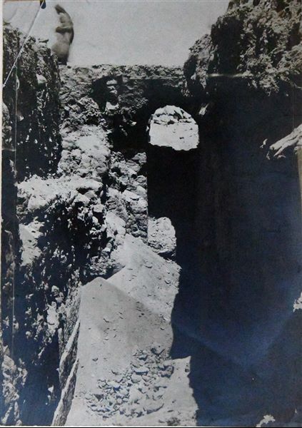 Mastaba del dignitario Medunefer, corridoio un tempo coperto. (Didascalia originale: Costruzione in mattoni (mastaba??) vicino alla stele di Mutnefer. Archivio Angelo Sesana.