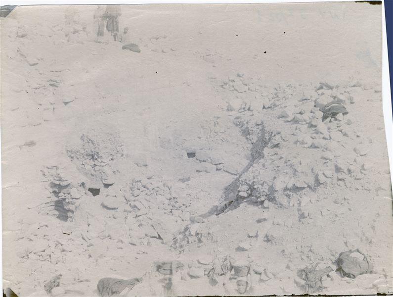 Operai al lavoro durante le fasi di scavo e di pulizia della tomba a mastaba  di Kaemked (G 5040), scavata nella roccia e poco lontano dalla piramide di Cheope, durante i lavori della Missione Archeologica Italiana a Giza. Fotografia molto chiara, probabilmente sovraesposta. Scavi Schiaparelli. 