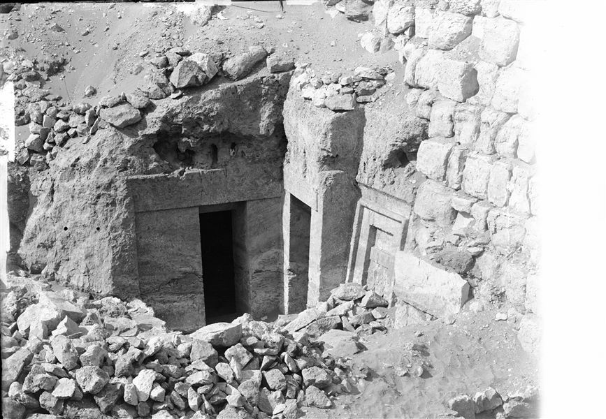 Sulla sinistra, l’ingresso della tomba di Bashepses, mentre a destra l’ingresso e falsa-porta della mastaba di Kaemked. Scavi Schiaparelli.