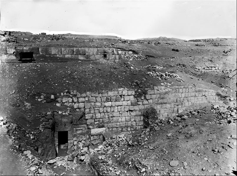Mastaba di Kaemked. A fianco, sulla sinistra, si nota l’ingresso della tomba di Bashepses. L’ingresso è aperto verso nord. Scavi Schiaparelli.