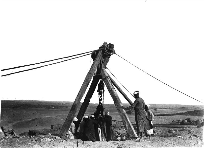 Removal of the pink granite sarcophagus of Prince Duaenra from the well of the mastaba. Source: Schiaparelli's caption in the volume written for the King: “Extraction of the granite sarcophagus from the well at the bottom of which it was found”. Schiaparelli excavations.
