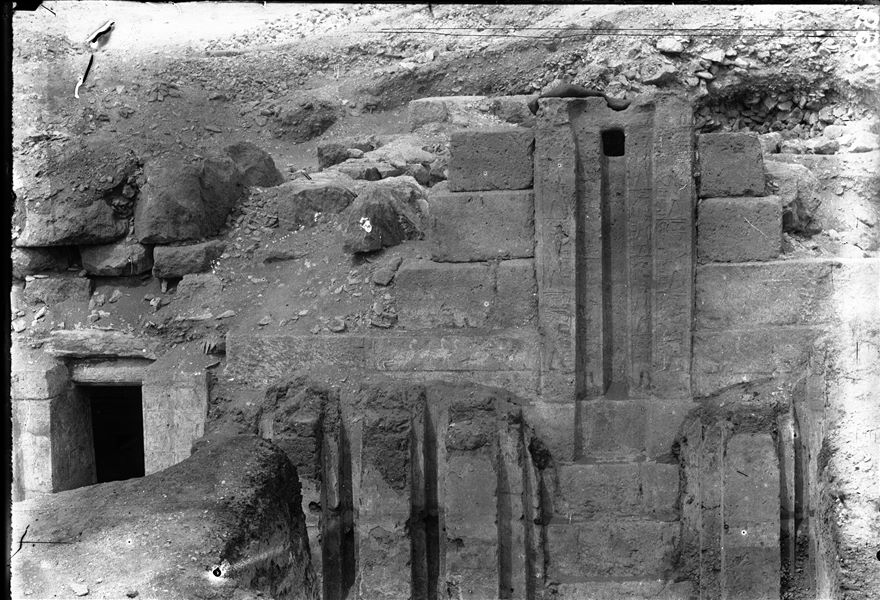 Mastaba di Iteti. Oltre alla falsa-porta (S.01843), la Missione Archeologica Italiana trovò anche un fregio con volatili (S.01851), qui visibili ancora in situ, nella parte sinistra della fotografia. Scavi Schiaparelli.