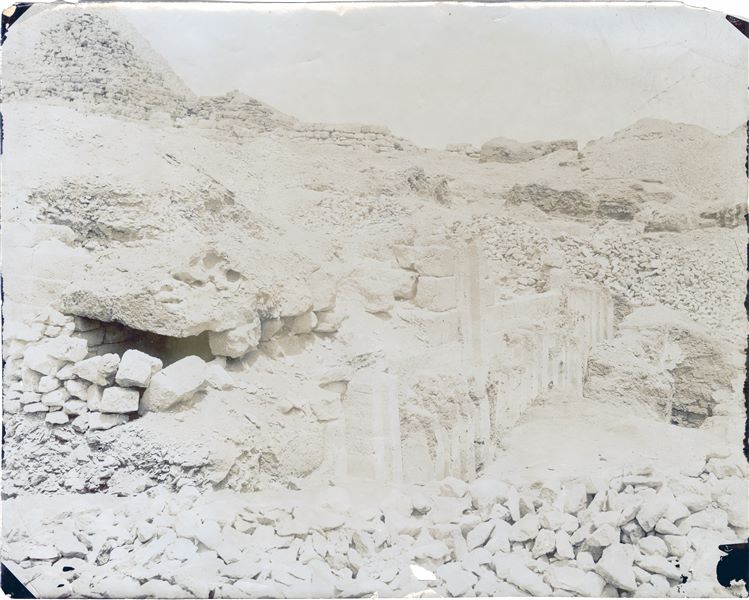 Mastaba di Iteti, vista laterale della facciata. Sullo sfondo, la piramide di Cheope. La fotografia è molto simile a E00305, sebbene ci siano alcuni particolari sui bordi (destro e sinistro) che segnalano la diversità dei due scatti. Immagine molto chiara e perciò non perfettamente leggibile. Scavi Schiaparelli.