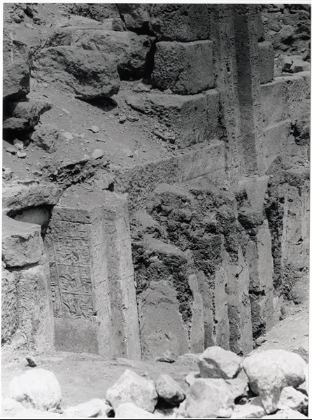Mastaba di Iteti, vista di lato della facciata, dell’ingresso e della falsa-porte decorati con iscrizioni. In uno dei blocchi a sinistra della falsa-porta si intravede anche una rappresentazione pittorica di volatili (S. 1852). Scavi Schiaparelli. 
