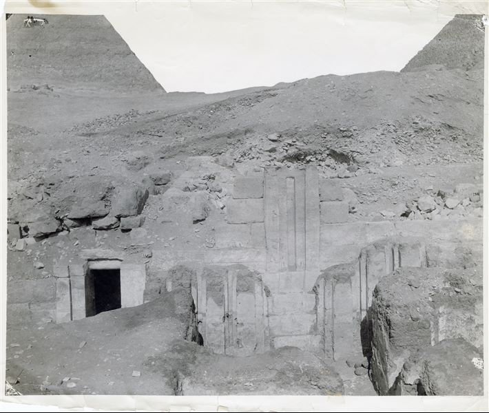 Mastaba di Iteti, è visibile la falsa-porta e sui blocchi della parete della mastaba, le pitture dei volatili (S. 1851 e S. 1852). Sullo sfondo, si vede una parte delle piramidi di Cheope (a destra) e di Chefren (a sinistra). Scavi Schiaparelli. 
