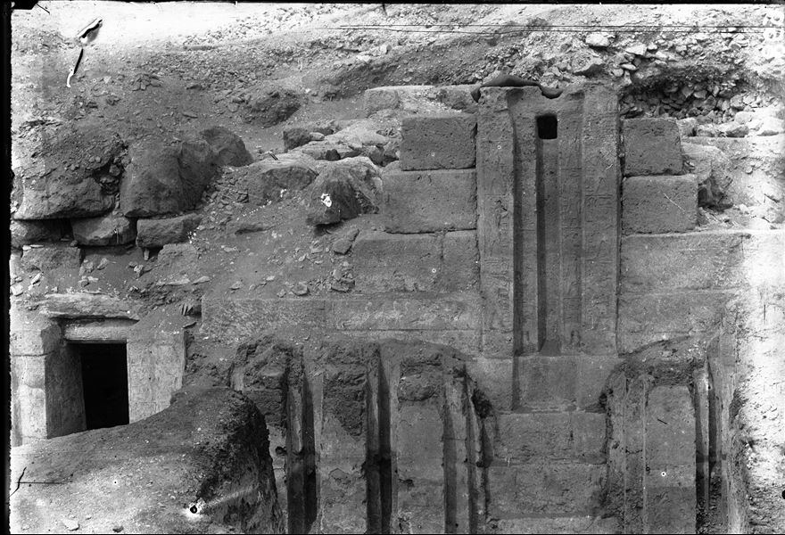 Mastaba di Iteti. Oltre alla falsa-porta (S. 1843), la Missione Archeologica Italiana trovò anche un fregio con volatili (S. 1851), qui visibili ancora in situ, nella parte sinistra della fotografia. Scavi Schiaparelli.