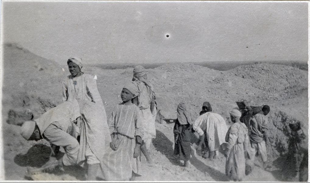 Operai al lavoro mentre effettuano saggi di scavo presso una tomba a mastaba durante i lavori della Missione Archeologica Italiana nella necropoli di Giza. Scavi Schiaparelli. 