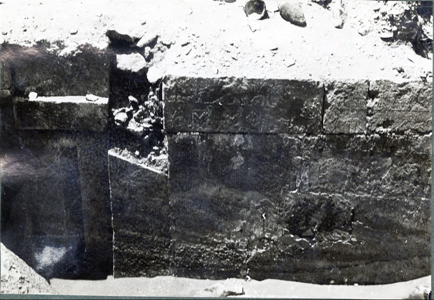 Fotografia della facciata, con falsa-porta, di una non meglio identificata tomba a mastaba, emersa durante gli scavi della Missione Archeologica Italiana. Scavi Schiaparelli. 