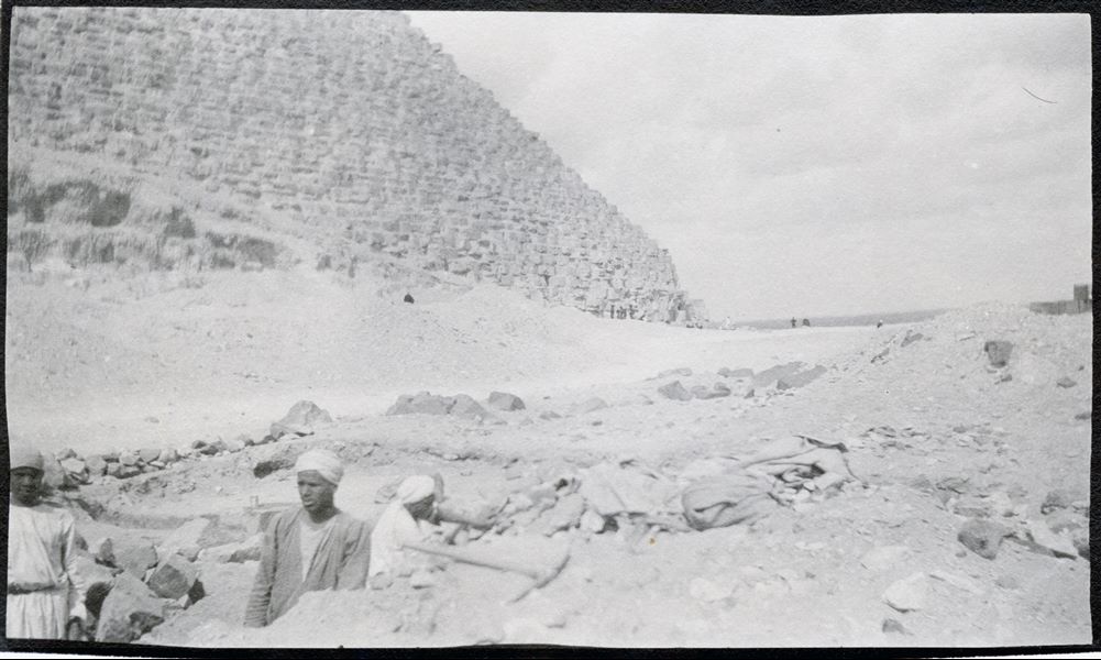Workmen carrying out excavation surveys at the foot of the pyramid of Khufu, during the work of the Italian Archaeological Mission in the Giza necropolis. Schiaparelli excavations. 