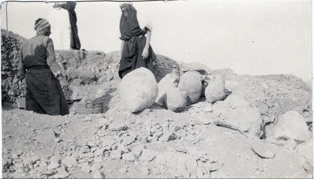 Rinvenimento di vasi durante gli scavi della Missione Archeologica Italiana a Giza. Scavi Schiaparelli. 