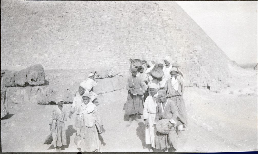 Operai al lavoro mentre effettuano saggi di scavo ai piedi della piramide di Cheope durante i lavori della Missione Archeologica Italiana nella necropoli di Giza. Scavi Schiaparelli. 