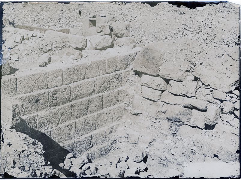 Veduta di una struttura costruita con blocchi di pietra posti perfettamente uno accanto all’altro, probabilmente connesso ad una non meglio identificata tomba a mastaba, emersa durante gli scavi della Missione Archeologica Italiana nella necropoli di Giza. Scavi Schiaparelli. 