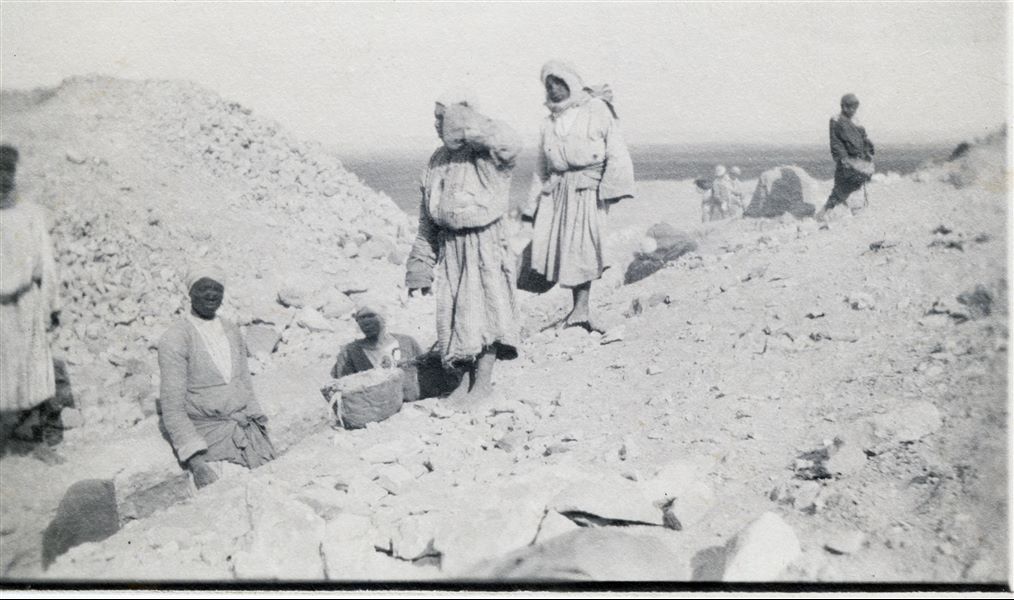 Operai al lavoro mentre effettuano saggi di scavi durante i lavori della Missione Archeologica Italiana nella necropoli di Giza. Scavi Schiaparelli. 