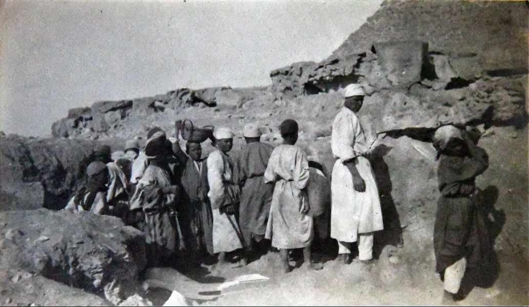 Operai al lavoro mentre effettuano saggi di scavo presso una tomba a mastaba durante i lavori della Missione Archeologica Italiana nella necropoli di Giza. Scavi Schiaparelli. Archivio Angelo Sesana