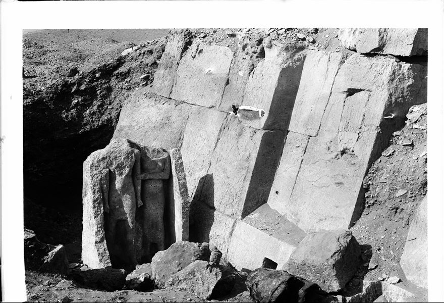 The discovery of the group-statue of spouses (S.01875) in an unrecognisable area. Schiaparelli excavations.