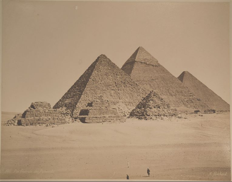Panorama della piana di Giza, dove si ergono le grandi piramidi dei sovrani della IV dinastia, Cheope (a destra), Chefren (in mezzo) e Micerino (a sinistra), con le piramidi satellite di Micerino. La firma dell’autore si trova in basso a destra.