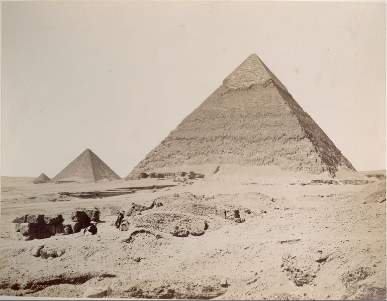 Veduta della piramide di Chefren (al centro) e di Micerino (a sinistra). La firma dell’autore è in basso a destra.