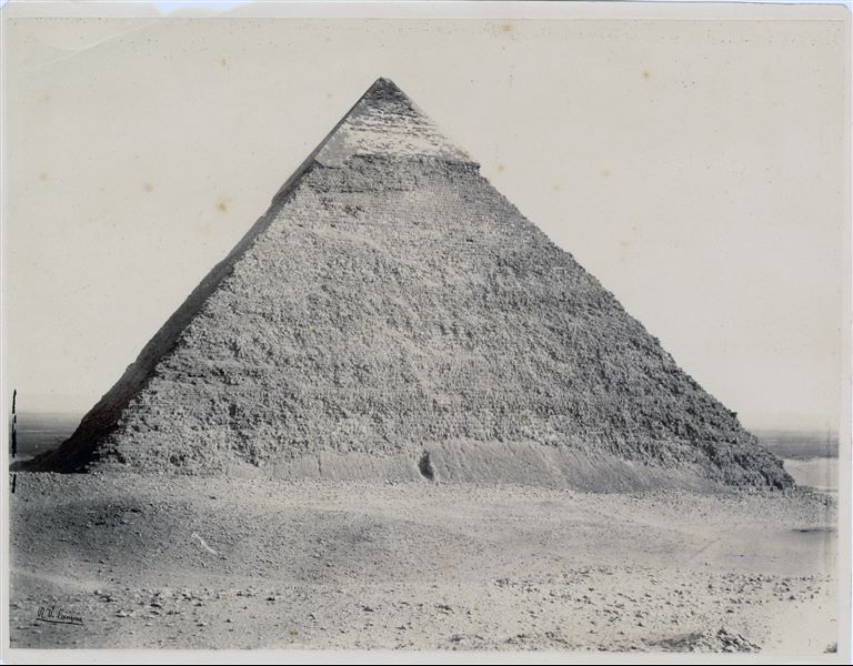 Fotografia della piramide di Chefren, nella piana di Giza. La piramide è la seconda per dimensioni, dopo quella del padre Cheope. La firma dell’autore si trova in basso a sinistra.