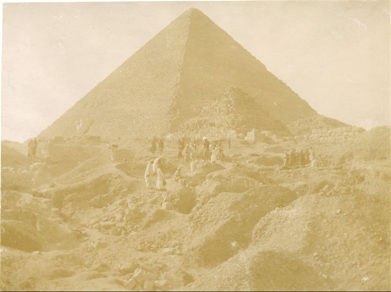 Fotografia di inizio Novecento rappresentante gli scavi italiani condotti da Evaristo Breccia nella necropoli antistante la piramide di Cheope, nel 1903. Scavi Schiaparelli.
