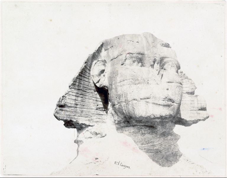 Fotografia della testa della Sfinge. La firma dell’autore si trova in basso al centro.