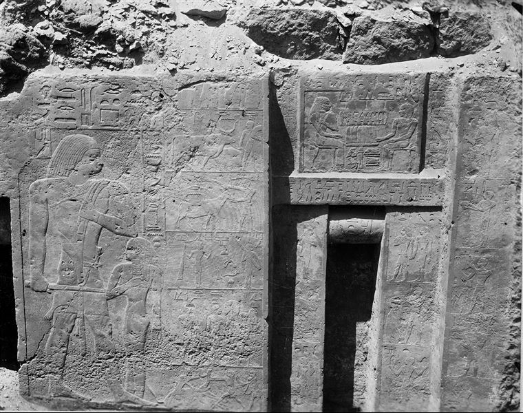 Tomba rupestre di Neferka, a est della piramide di Cheope, presso il villaggio di Nazlet es-Samman. Dettaglio del pannello e della falsa-porta della tomba. Scavi Schiaparelli.