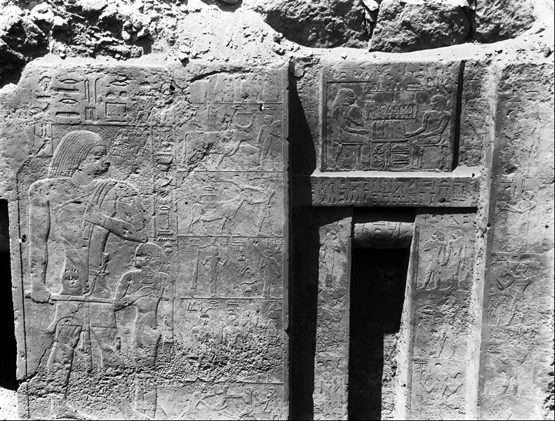 Tomba rupestre di Neferka, a est della piramide di Cheope, presso il villaggio di Nazlet es-Samman. Dettaglio del pannello e della falsa-porta della tomba. Scavi Schiaparelli.