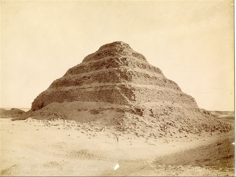 Fotografia della piramide a gradoni di Djoser, primo faraone della III dinastia, a Saqqara. In basso a destra si trova la firma dell’autore.