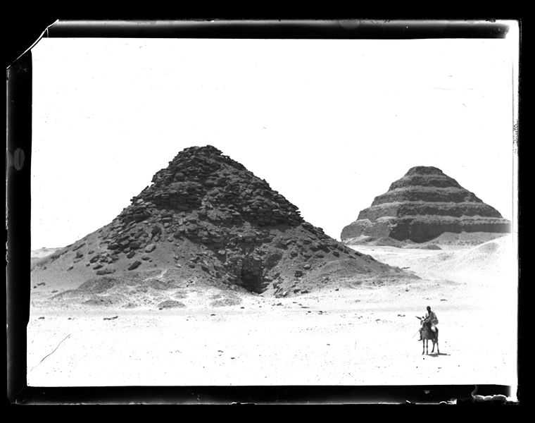 Sullo sfondo si riconosce la piramide a gradoni di Djoser a Saqqara, mentre in primo piano un egiziano su un asino. Si tratta di una fotografia ottocentesca. 
