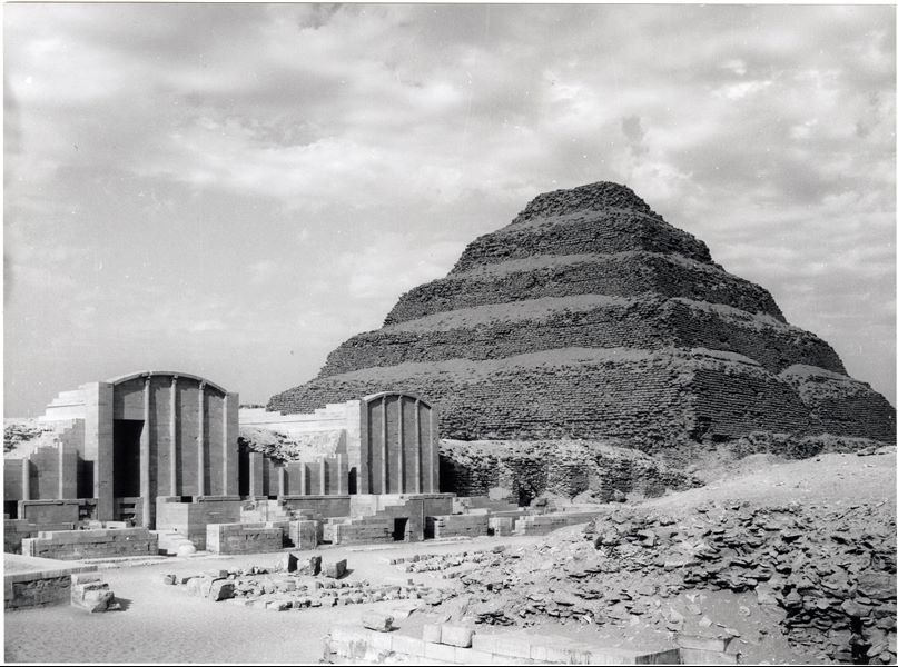 Veduta della piramide a gradoni costruita dal faraone Djoser, primo sovrano della III dinastia. In primo piano sono visibili alcune cappelle del suo Heb-Sed, il festival Sed chiamato anche festa giubilare, all’interno dell’area sacra del complesso piramidale.