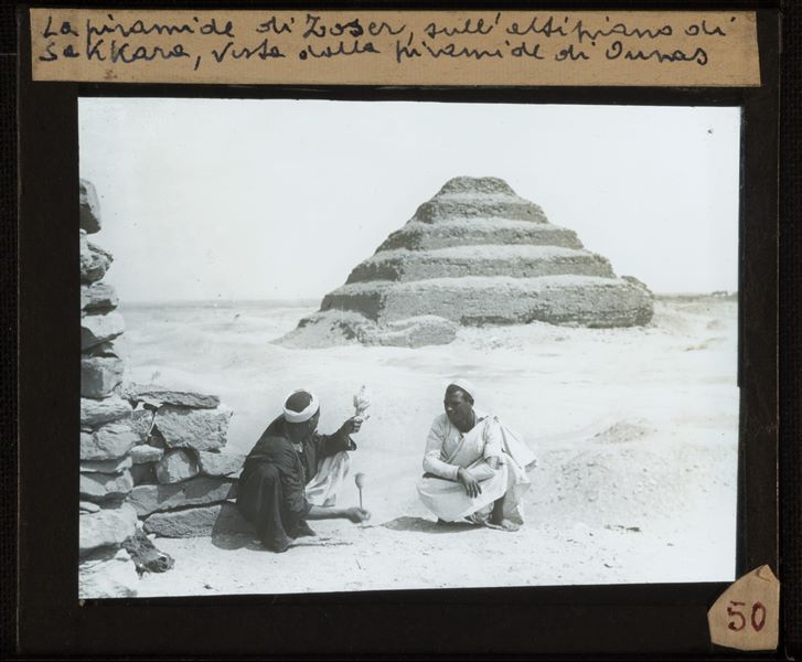 La piramide di Djoser vista dalla piramide di Unis a Saqqara. É probabile che si tratti di una foto ottocentesca.
