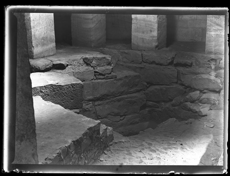 Fotografia della sala a pilastri interna della mastaba di Ti, a Saqqara. 
