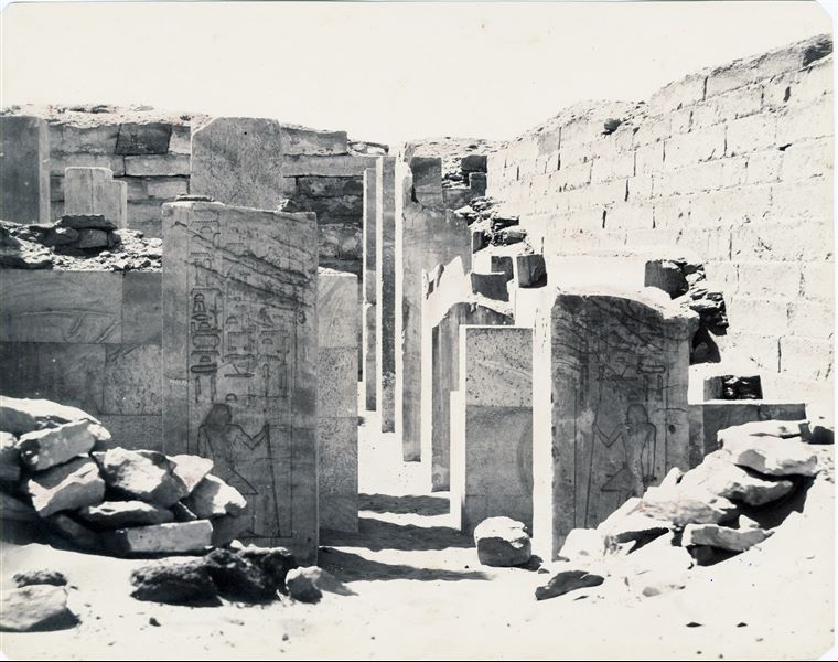 Scorcio delle rovine della tomba a mastaba del funzionario Ti, vissuto durante la V dinastia, della quale si vedono alcuni resti di pilastri, all'ingresso della mastaba.