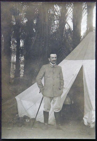 Francesco Ballerini fotografato nell’accampamento della Missione Archeologica Italiana durante gli scavi ad Ashmunein. L’utilizzo del bastone fa intuire le già precarie condizioni fisiche. Archivio Angelo Sesana. 