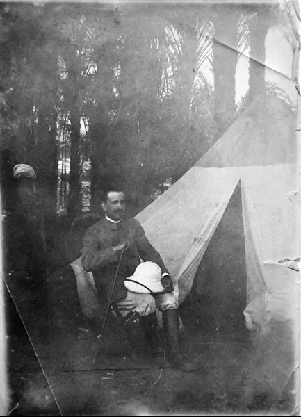 Primo piano su Francesco Ballerini, fotografato nell’accampamento durante gli scavi ad Ashmunein (l’antica Ermopoli). Archivio Angelo Sesana.