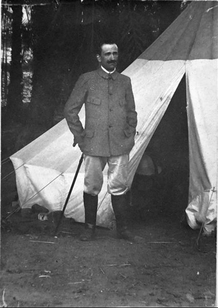 Primo piano su Francesco Ballerini in piedi e con il bastone, fotografato nell’accampamento durante gli scavi ad Ashmunein (l’antica Ermopoli). Archivio Angelo Sesana. 