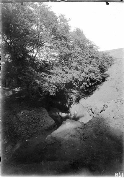 Area near the excavations, in the foreground there is a large quantity of terracotta debris. Schiaparelli excavations.
