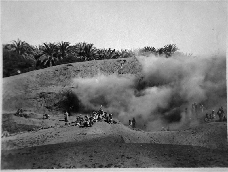 Excavations at the archaeological site of Ashmunein in 1909. Angelo Sesana Archive. 