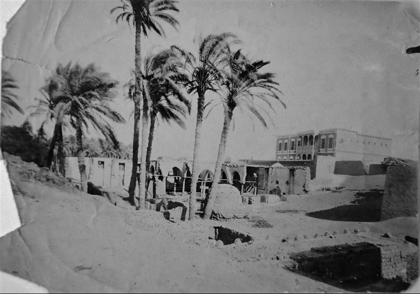 Landscape of the archaeological site of Ashmunein, with the remains of an ancient mosque (from the original caption). Angelo Sesana Archive. 