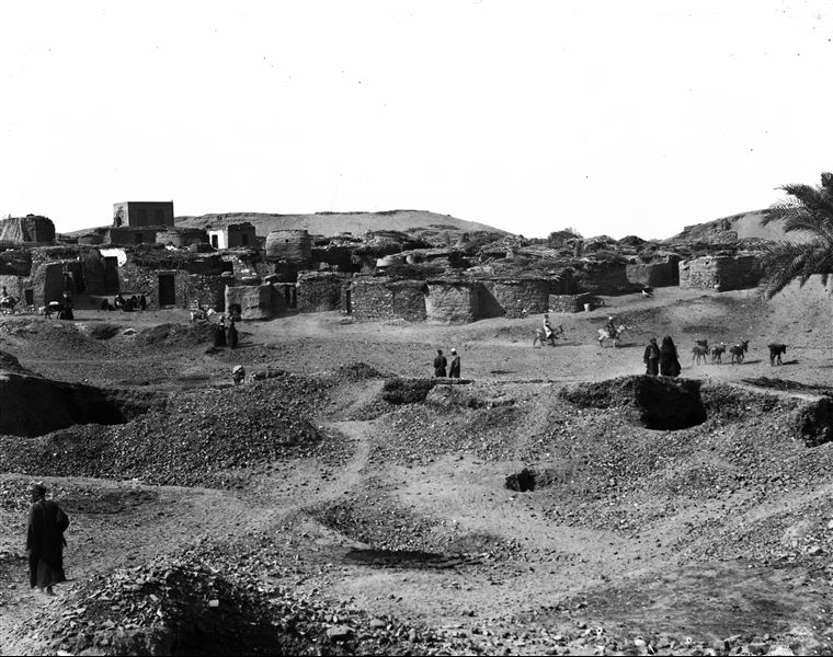 Excavation area of the site, with the presence of dwellings. Schiaparelli excavations. 