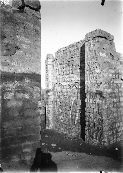 Lato destro del portale d’ingresso del tempio di Amon (e Thot) all’interno del temenos del tempio di Thot. A sinistra, il dio Amon, a destra, il faraone Seti II. Fotografia scattata dall’esterno del tempio. Scavi Schiaparelli.