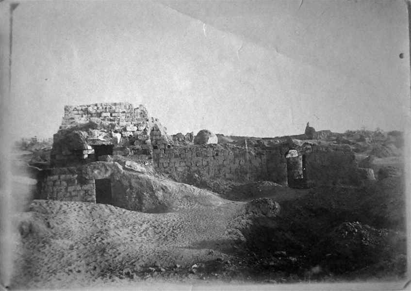 Fotografia dei resti del tempio di Thot nel sito di Ashmunein. Archivio Angelo Sesana. 
